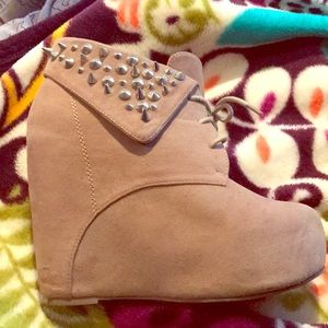 Heel bootie with spikes